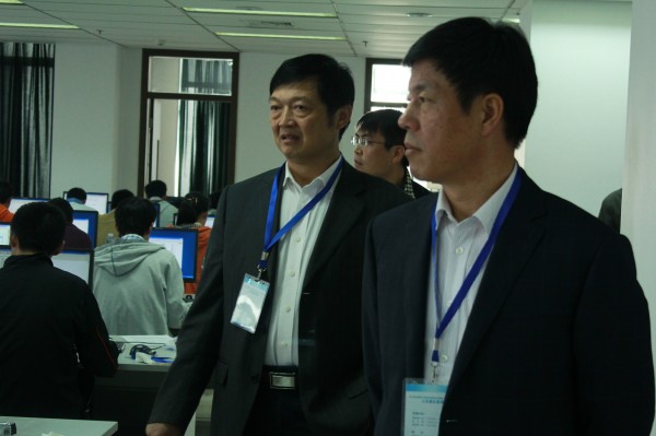 1.校党委副书记、副校长陈夏初，副校长吴庆宪莅临比赛现场指导
